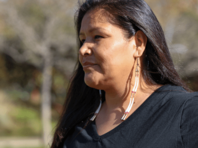 mujer indígena apartar la mirada